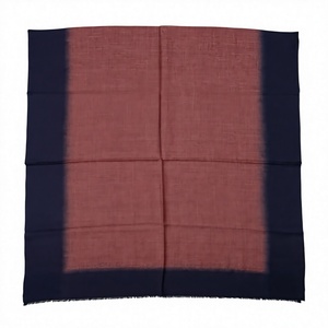 Étoles en laine et soie tissées matelassées avec bordure sur 4 côtés, teintes à la main, effet ombré - Product Image 1