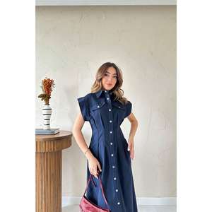 ชุดเดรสผ้ากาบาร์ดีนสีน้ำเงินกรมท่า ปกคอปกแบบพับได้ ทรงตรง สวมใส่สบาย เหมาะสำหรับทำงาน เอวทรงธรรมชาติ ผ้าทอ - Product Image 4