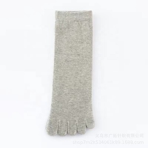 Vente en gros <span class=keywords><strong>de</strong></span> <span class=keywords><strong>chaussettes</strong></span> à cinq <span class=keywords><strong>doigts</strong></span> en tricot <span class=keywords><strong>chaussettes</strong></span> respirantes en coton pour hommes pour le printemps et l'été - Product Image 2