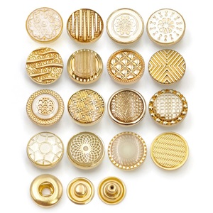 Thobe Abaya Árabe Dorado de Manga Larga con Logotipo Personalizado, Diseños Elegantes, Cierre de Cuatro Botones a Presión - Product Image 5