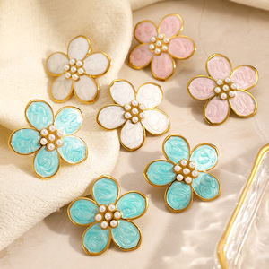 Pendientes de Perlas con Centro de Flor, Chapados en Oro de 18k, Acero Inoxidable, Joyería de Moda Primavera-Verano - Product Image 3