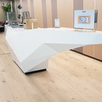 Comptoir de réception multifonctionnel en Corian blanc de haute qualité, personnalisé, avec un design en forme de losange