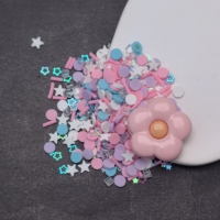 Étoiles en argile polymère multicolores (violet, rose, bleu, blanc) et paillettes en forme de cubes de glace transparents pour la décoration de globes de neige et de slime