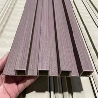 Auuan Panneau mural en wpc avec co-extrusion facile à installer et revêtement mural en PVC imperméable à l'eau à vendre