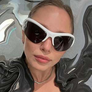 Lunettes de soleil Y2K œil de chat demi-cerclées en alliage UV400 pour hommes et femmes, style rétro cool, avec logo personnalisé, pour la conduite et le sport - Product Image 2