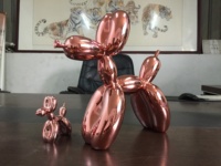 Vitrine de magasin moderne résine artisanat ballon chien table taille Statue noël décor à la maison Art Sculpture approvisionnement d'usine à vendre