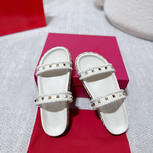 Nuevas pantuflas de cuero de lujo para mujer de alta calidad, suela plana, modernas y a la moda, diseñadas por un diseñador, zapatos de playa de verano - Product Image 1