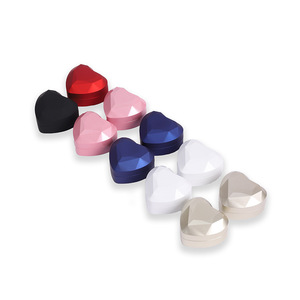 Caja de Anillos Moderna con Luz LED EVERWIN, Caja para Aretes en Forma de Corazón, Caja de Almacenamiento de Joyas con Forro de Terciopelo de Lujo para Collares y Colgantes - Product Image 6