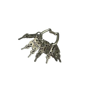 Portachiavi AM Landlady in Metallo, Ciondolo Personalizzato, Design Vintage di Nicchia, Accessorio Charm per Chiavi - Product Image 1