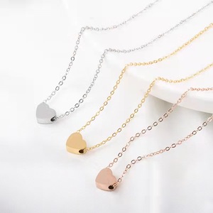 Bijoux minimalistes délicats vintage pour femmes, pendentif en forme de petit cœur d'amour gravé sur mesure en acier inoxydable plaqué or 18 carats - Product Image 3