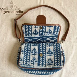 Sac à bandoulière artisanal éco-responsable en indigo, imprimé au bloc, petit sac bohème avec fermeture éclair, fournisseur en gros, export Inde - Product Image 2