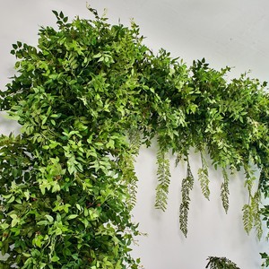 Nouvelle Arche de Mariage en Fleurs Artificielles Style Sauvage, Végétation Verte avec Fleurs Blanches à Vendre - Product Image 3