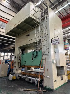 Presse de 600 tonnes avec course de 250 mm, table de 2800 x 1550 mm, banc de travail mobile avant pour applications d'emboutissage et de formage des métaux - Product Image 6