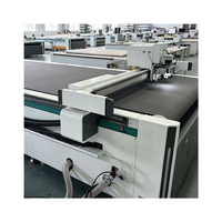 Machine de découpe à plat CNC tendance pour la production en petites séries avec CCD pour panneaux KT, autocollants en vinyle, découpe numérique CNC à plat vibrante