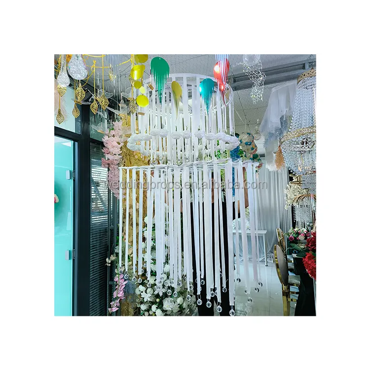 Usine personnalisée à la main blanc ruban de soie suspendu perles de cristal rideau plafond décoration événement de mariage