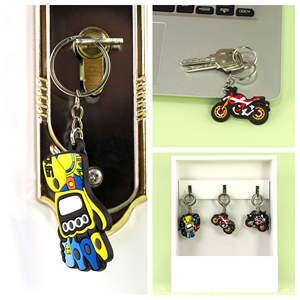 Porte-clés en PVC 2D sur le thème des motos, vente en gros de porte-clés personnalisés avec des designs de casques de moto de course, accessoires pour sacs, cadeaux - Product Image 3