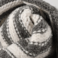 Bonnet tricoté jacquard rayé avec pompon pour femme, en mélange de laine, couleur contrastante, à revers, épais et chaud pour l'automne et l'hiver