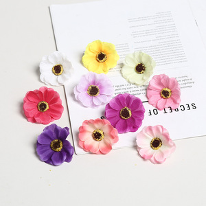 Fleurs artificielles en soie faites à la main, marguerites de 5 cm, pour décorations de mariage et de maison - Product Image 1