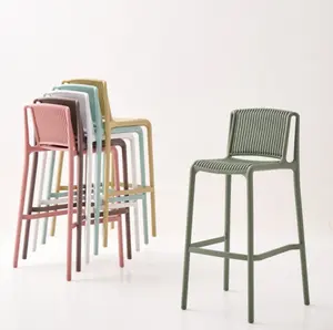 북유럽 미니멀 바 의자 고급스러운 야외 플라스틱 바 의자 쌓을 수있는 높은 바 의자