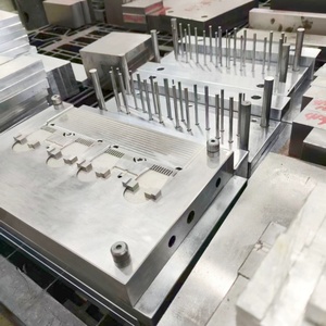 Máquina de inyección de tornillo de baja presión para aplicaciones industriales - Product Image 1