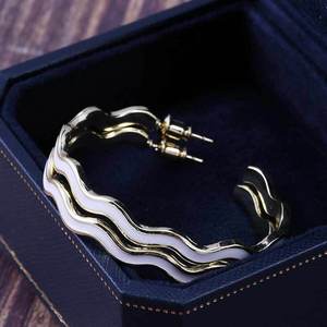 Orecchini Pendenti con Texture Ondulata per Donne, Eleganti Gioielli a Goccia con Effetto Increspato - Product Image 6