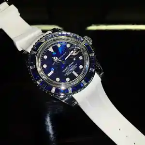 Keunggulan disesuaikan jam tangan safir mekanis elegan dan mewah, berkilau dengan cahaya bintang di pergelangan tangan Anda.