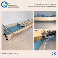 Reformer de Pilates pliable en bois d'érable bleu ardoise avec barre en bois massif et support de rangement pour studios contemporains à domicile