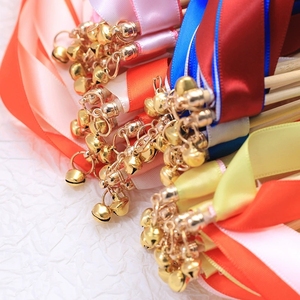 Varitas de cinta de satén coloridas con varilla de madera y cascabeles para decoración de fiestas y celebraciones de bodas - Product Image 4