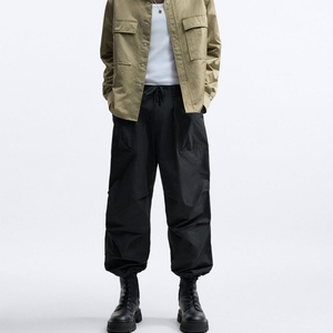 Pantalons parachute pour hommes à cordon de serrage, plissés aux genoux, personnalisés et de créateur, vente en gros - Product Image 2