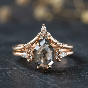 Anillo de Compromiso para Mujer Chapado en Oro Rosa con Cristal Natural, Diseño Geométrico Bohemio, Engaste de Garras y Diamantes Pavé - Product Image 3