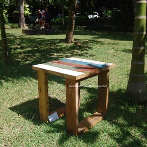 La table basse CT Soka présente un design en bois antique durable et multicolore, mesurant 45x45x45 cm, parfaite pour un charme vintage. - Product Image 3