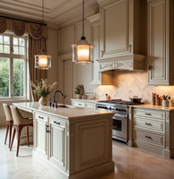 Ensemble de cuisine blanc de luxe : îlot avec plan de travail en marbre, robinet doré, armoires vitrées et four encastré