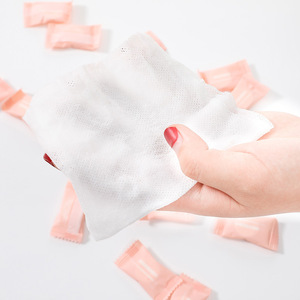 Serviette nettoyante jetable carrée en fibres végétales de coton non tissé compressée par le fabricant pour le visage, idéale pour les voyages et les activités de plein air, vente en gros - Product Image 4