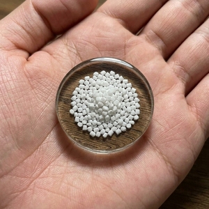 Masterbatch de remplissage PE à 75 % de carbonate de calcium pour l'industrie du film plastique soufflé et de l'emballage - Product Image 1