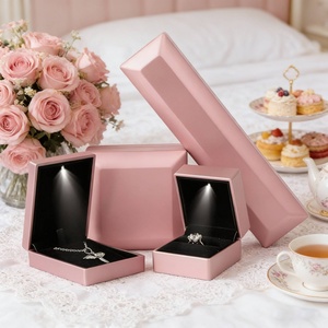 Boîte à bijoux LED blanche, faible MOQ pour les petites entreprises, boîte à bijoux pour bagues, colliers, pendentifs, vente en gros, boîte à bijoux de luxe personnalisée avec LED - Product Image 4