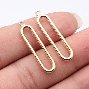 Accesorio decorativo DIY multicolor de 33x7.8mm, 1.3g, colgante geométrico elíptico hueco. - Product Image 3