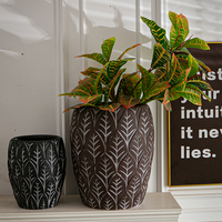 Pot de fleurs décoratif en fibre de verre à motif de feuilles en relief, design en chevrons, gris terre cuite noir