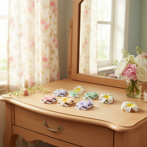 Pinzas para el Cabello Angelina Jelly con Flores de Frangipani Escarchadas de 12 cm, Resina, Accesorio de Moda Casual para Mujer - Product Image 4