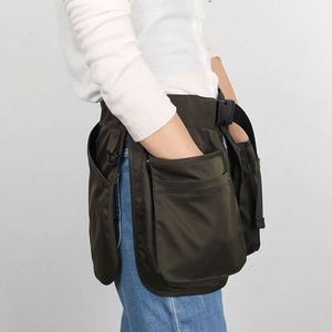Tablier de rangement haute capacité avec sangles réglables et plusieurs poches, idéal pour les activités de plein air, les loisirs et le travail - Product Image 6