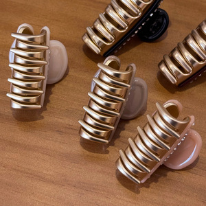 Pince à cheveux Vendôme en acétate vintage français pour femme, avec diamants, polyvalente, pour l'arrière de la tête, idéale comme cadeau - Product Image 3
