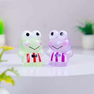 Veilleuse de haute qualité pour la vente en gros, figurine miniature de grenouille prince aux grands yeux en résine, accessoire de décoration pour voiture - Product Image 4