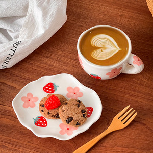 Tazza di porcellana irregolare dipinta a mano graziose fragole e piccoli fiori con motivo a tazza e piattino in ceramica da 200ml per tè e caffè - Product Image 3
