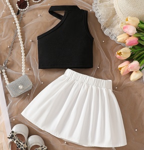 Completo Estivo Due Pezzi per Bambina 2026: Top Senza Maniche con Fiori Neri e Gonna Plissettata Bianca - Product Image 2