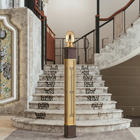 Colonnes en laiton européennes de grande taille avec rampes et garde-corps d'escalier, personnalisables pour hôtels et villas