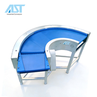 Convoyeur modulaire AST à courbe de 90 degrés avec table de transfert d'entrée pour le transfert d'angle sur ligne de production et l'interface équipement
