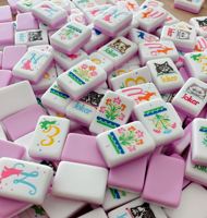 Tuiles de Mahjong américaines en acrylique, motif empreinte de patte de chiot mignon, double couche, violet et blanc, portables et durables, cadeau d'anniversaire pour les amoureux des chiens, pour les fêtes