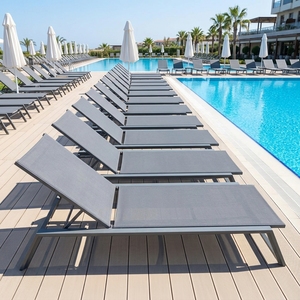 Chaise longue moderne en aluminium avec dossier en maille imperméable pour espaces extérieurs - Idéale pour <span class=keywords><strong>piscine</strong></span>, jardin, hôtel, plage, cour, <span class=keywords><strong>location</strong></span> - Product Image 1
