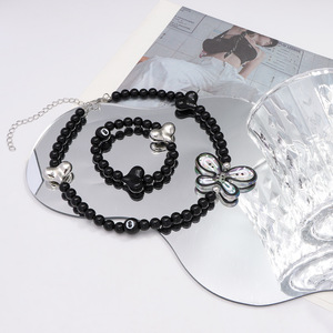 Conjunto de collar y pulsera con cuentas de corazón y mariposa, aleación de zinc, negro, para mujer, joyería de moda para fiestas - Product Image 1