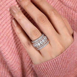 Anello con Design Geometrico Ovale e Texture per Donne - Product Image 3