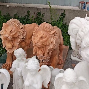 Esculturas de Leones Caminando, de Mármol Rojo Natural, Tamaño Pequeño, para Exteriores, en Venta - Product Image 4